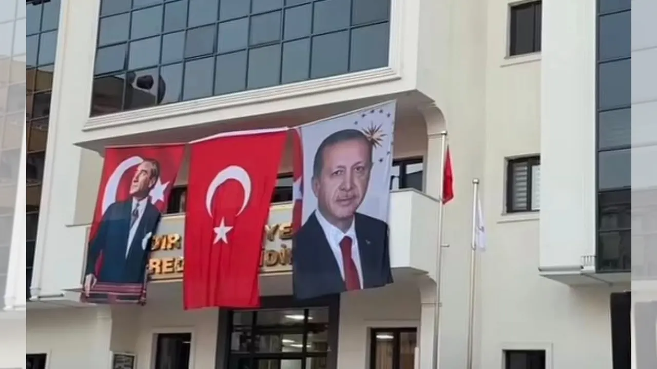 DEM PARTİ YÖNETİMİNDEKİ IĞDIR BELEDİYESİ HİZMET BİNASINA CUMHURBAŞKANI ERDOĞAN’IN POSTERİ ASILDI
