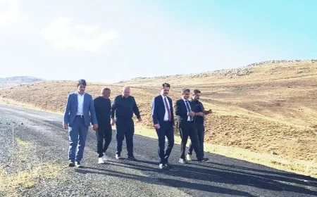 Iğdır İl Özel İdaresi'nden Tuzluca'da Sıcak Asfalt İncelemesi Iğdır İl Özel İdaresi Genel Sekreteri Yüksel Kasım Çarman, Tuzluca Kaymakamı Abdüllatif Yılmaz ile birlikte Tuzluca ilçesinde devam eden sıcak asfalt çalışmalarını yerinde inceledi.
