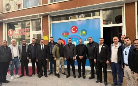 MHP İl Başkanı Hüseyin Ateş, Karakoyunlu Belediye Başkanı Bayram Ali Ballı, MHP Kurban Parlar ve il yöneticileri, merkezi Iğdır’da bulunan Birleşik Turan Devletleri Derneğini ziyaret etti
