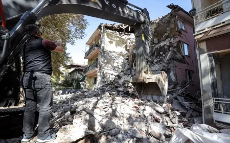 Sındırgı 6.1 ile sallanmıştı: Enkaz kaldırma ve hasar tespit çalışmaları sürüyor