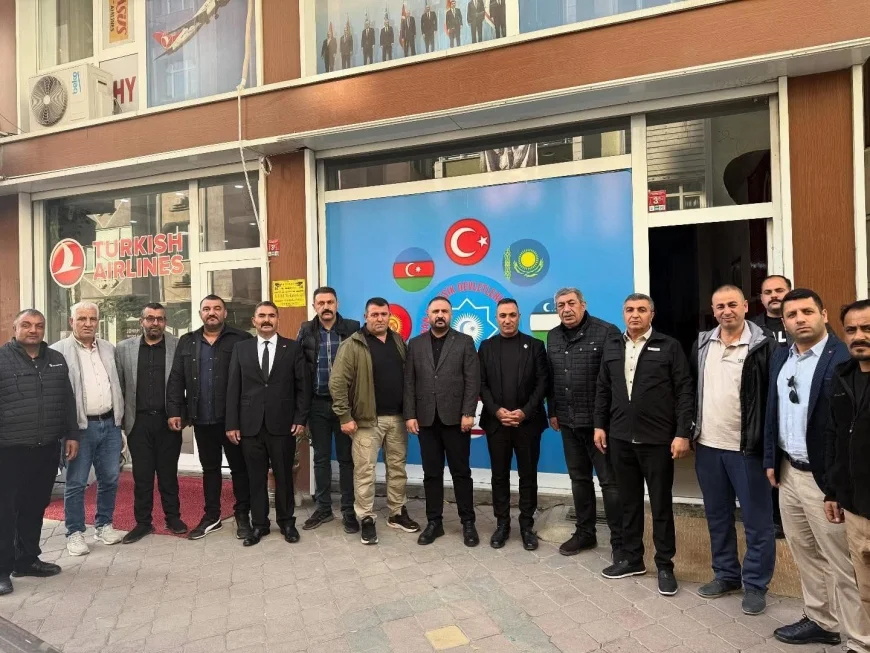 MHP İl Başkanı Hüseyin Ateş, Karakoyunlu Belediye Başkanı Bayram Ali Ballı, MHP Kurban Parlar ve il yöneticileri, merkezi Iğdır’da bulunan Birleşik Turan Devletleri Derneğini ziyaret etti