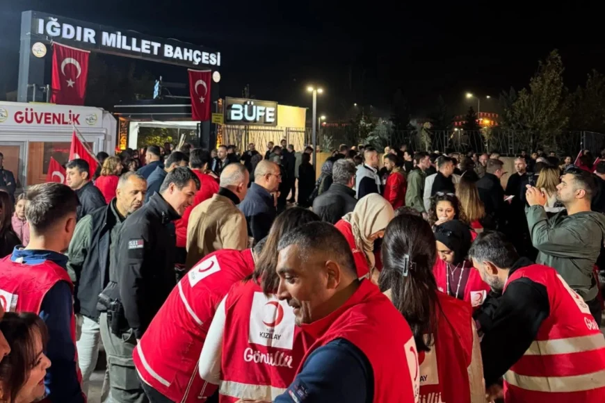 Kızılay Gönüllülerinden Anlamlı İkram: Fener Alayı Yürüyüşünde Vatandaşlara Çay, Çorba ve Su Dağıtıldı