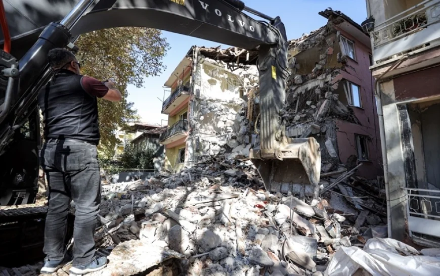 Sındırgı 6.1 ile sallanmıştı: Enkaz kaldırma ve hasar tespit çalışmaları sürüyor