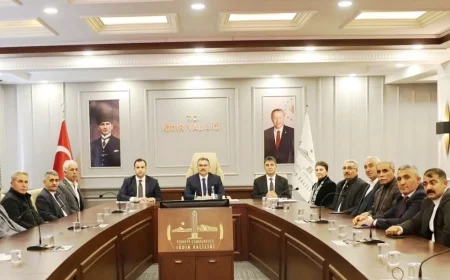 Iğdır Valisi Ercan Turan, köy muhtarlarıyla istişare ve değerlendirme toplantısında bir araya geldi