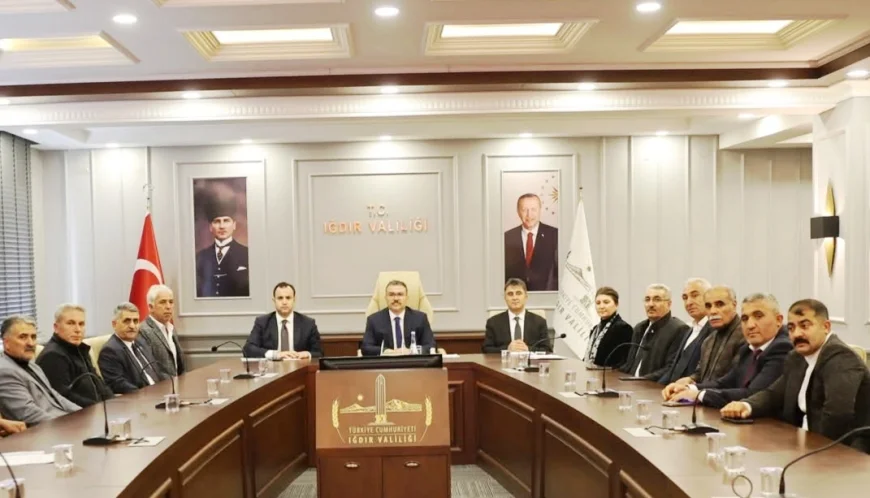 Iğdır Valisi Ercan Turan, köy muhtarlarıyla istişare ve değerlendirme toplantısında bir araya geldi